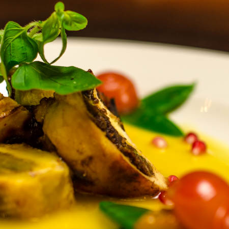 Maispoularde mit Datteln
